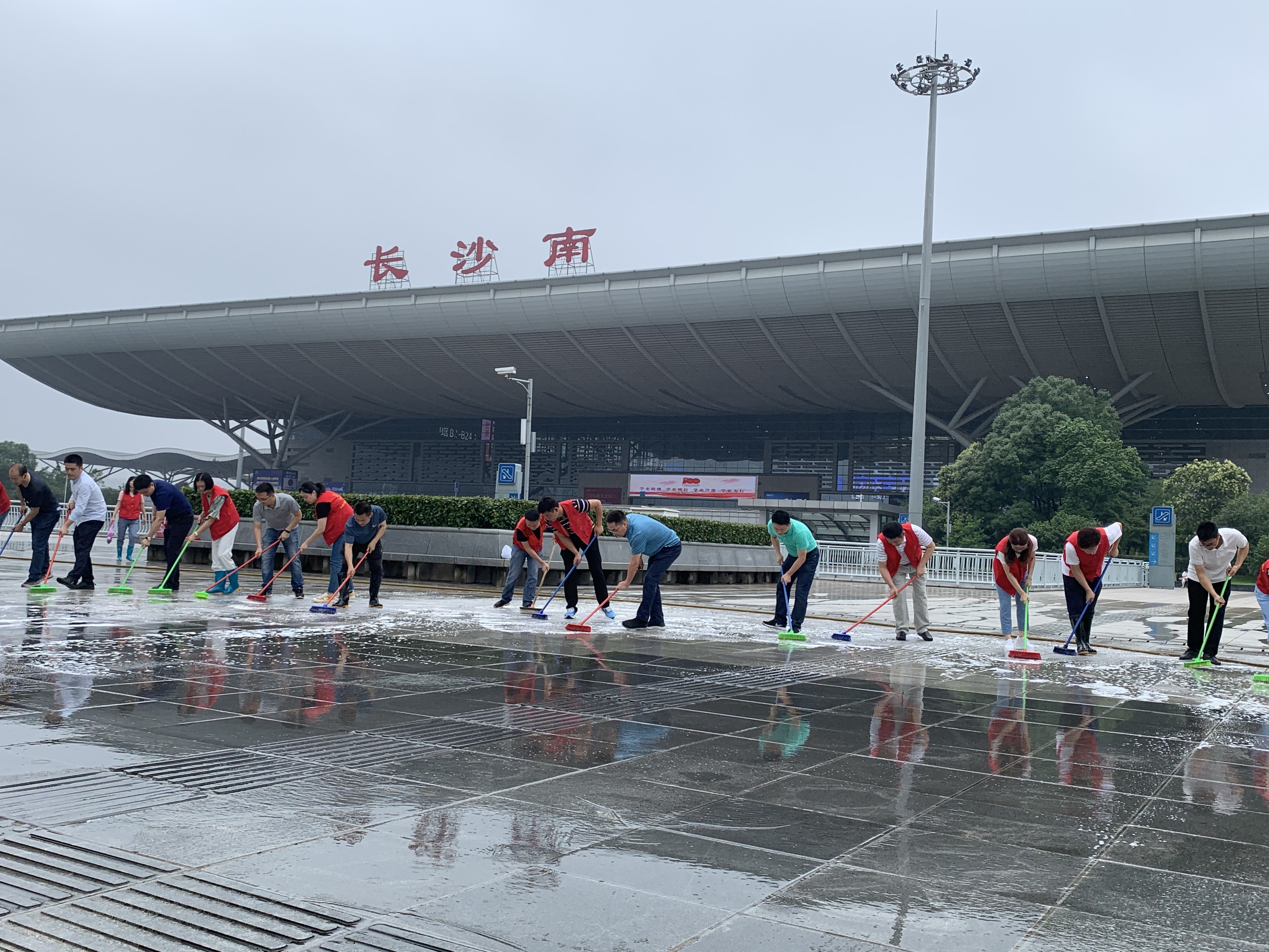 11日,长沙火车南站地区综管办组织站区各物业单位联合开展“学史力行 扮靓窗口”党员志愿服务活动。长沙晚报通讯员 侯文艳 摄 11日,长沙火车南站地区综管办组织站区各物业单位联合开展“学史力行 扮靓窗口”党员志愿服务活动。长沙晚报通讯员 侯文艳 摄