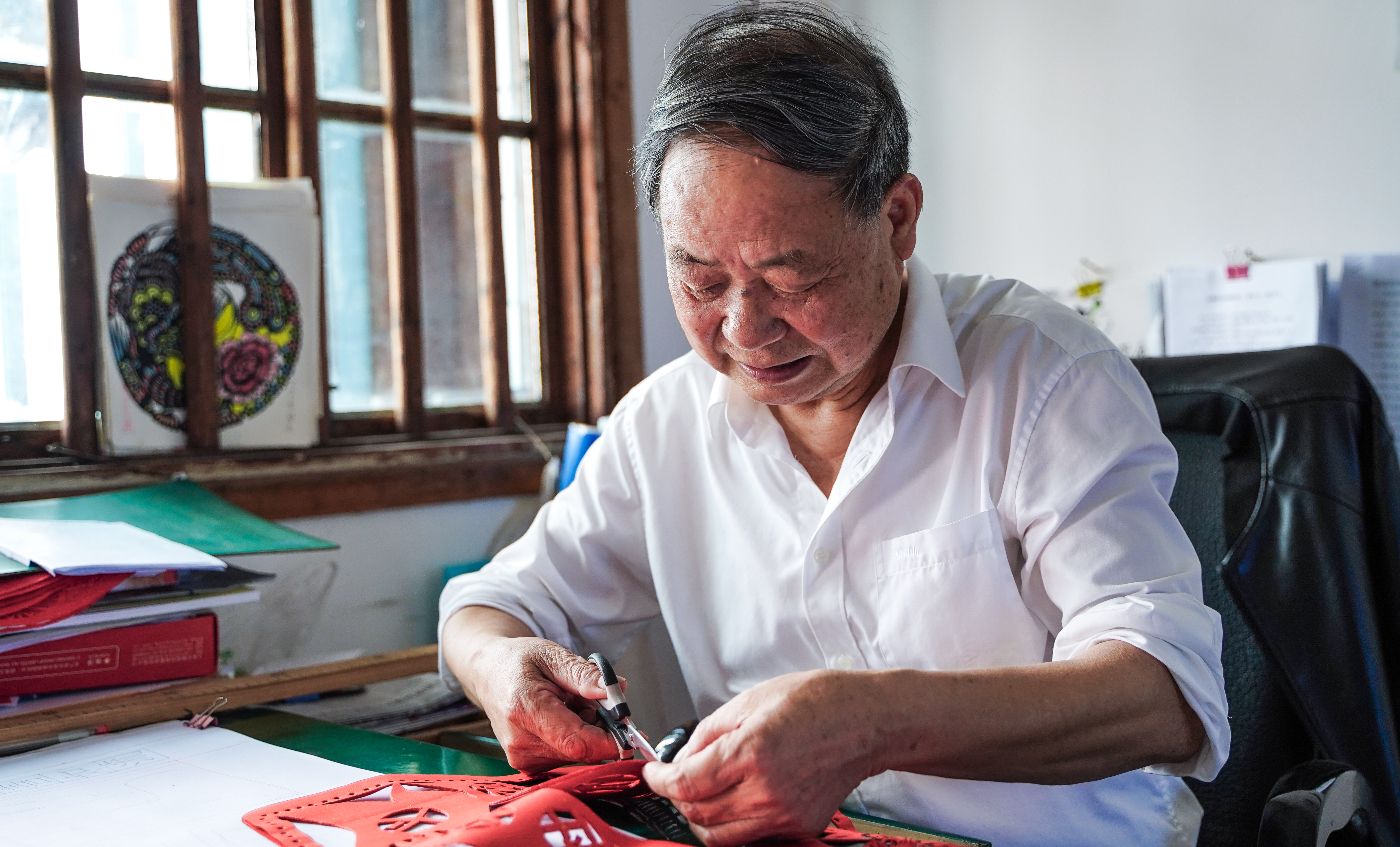 剪纸艺术家刘章喜在工作室创作。 长沙晚报全媒体记者 易亿 摄