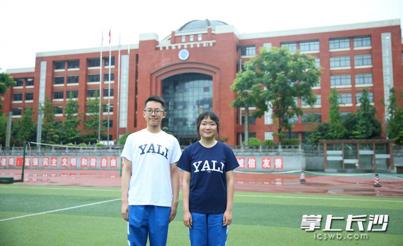 长沙市雅礼中学高三学生李凯文(左)、吴一书。学校供图 长沙市雅礼中学高三学生李凯文(左)、吴一书。学校供图