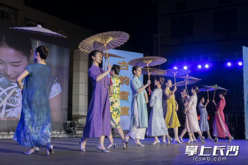 油纸伞和夏布，都带着手工制作的温度。　长沙晚报全媒体记者 李锋 摄