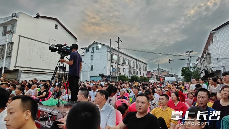 整个小镇因此热闹起来，众多市民前来体验非遗展示的魅力。　长沙晚报全媒体记者 李锋 摄