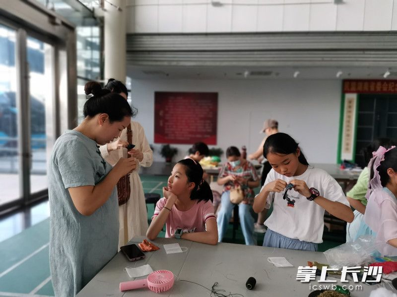 市民在湖南省文化馆（湖南省非遗保护中心）体验香囊制作技艺。长沙晚报全媒体记者 黄能 摄