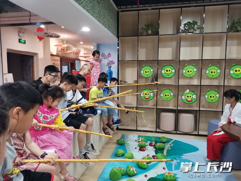 在雨花非遗馆，小朋友参加“钓粽子”活动。长沙晚报全媒体记者 黄能 摄