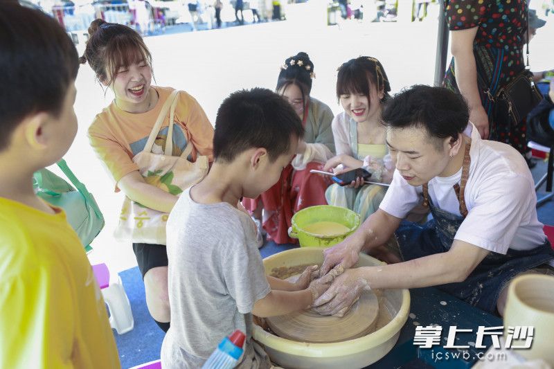 小朋友在长沙滨江文化园体验传统陶瓷拉坯工艺。长沙市非遗保护中心供图