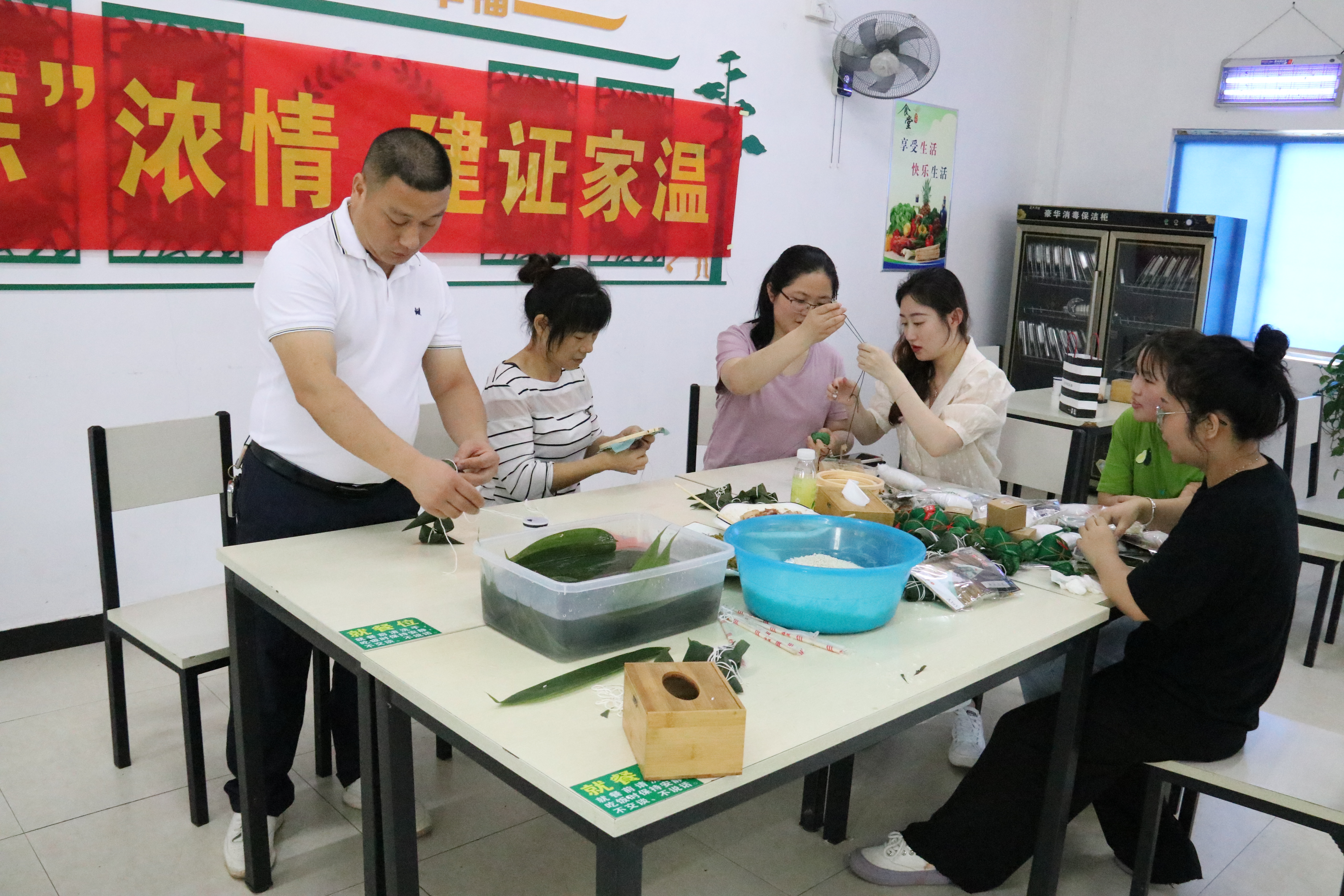 13日，中建三局长沙县人民医院项目部开展“一粽浓情，建证家温”迎端午活动，项目管理人员为工友们包粽子、缝制端午廉洁香包，大家一起度过一个难忘的端午节。均为长沙晚报全媒体记者 陈焕明 通讯员 谭靓珣 摄影报道