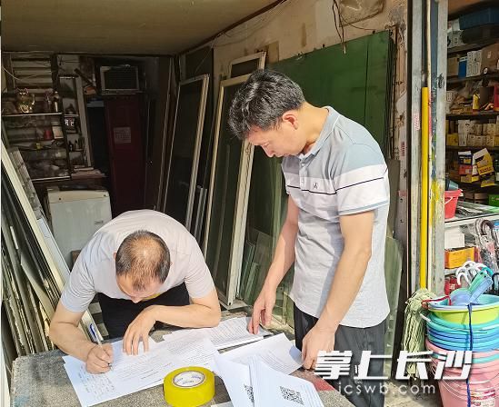 坡子街八角亭社区网格员在排查“三合一”门店。杨学峰 供图