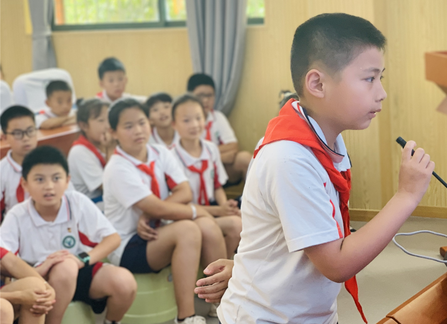 听取讲座后，同学们纷纷表示要努力学习，做好新时代的接班人。
