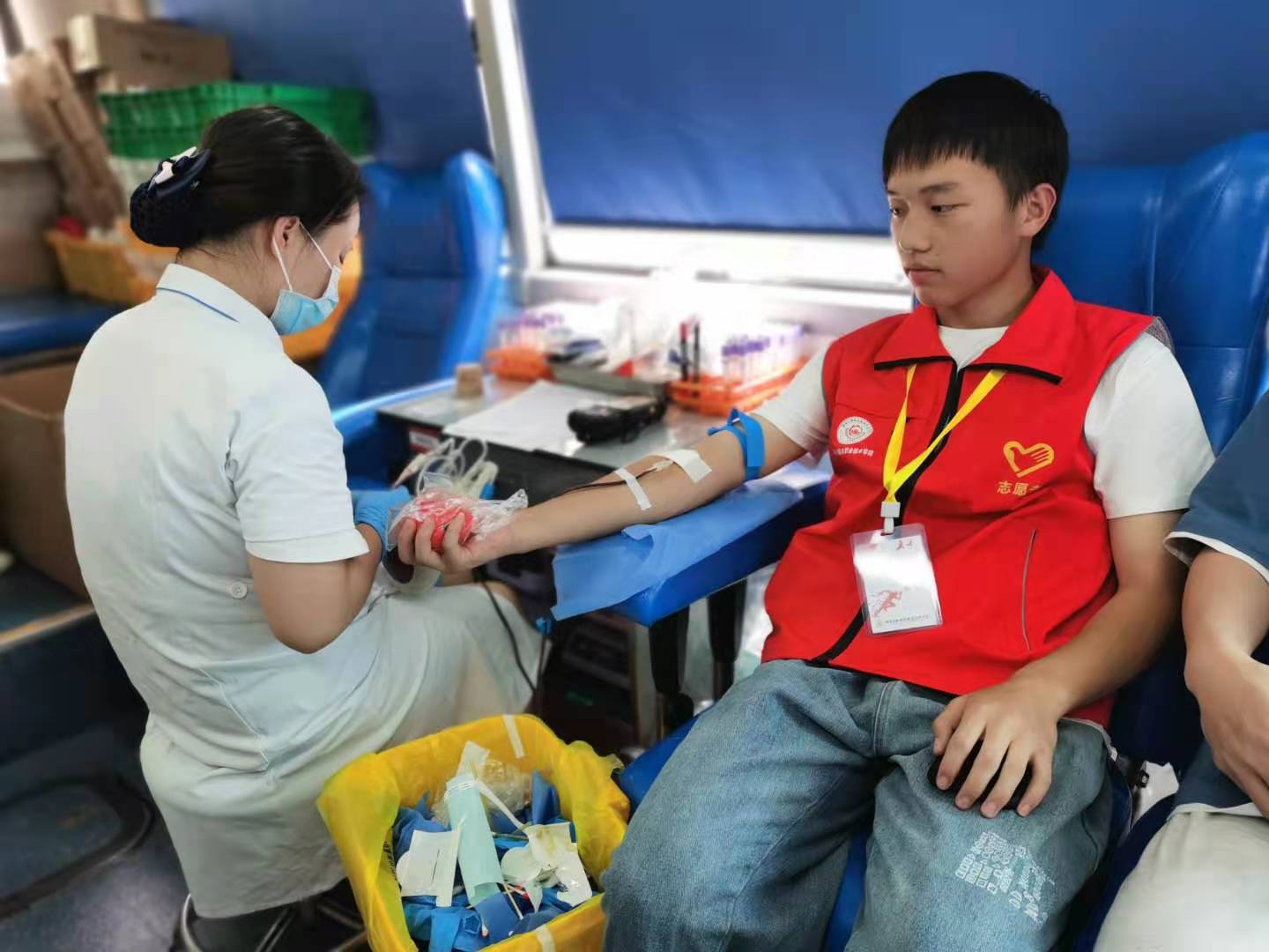 该校学生积极参与无偿献血。长沙晚报全媒体记者 朱炎皇 摄