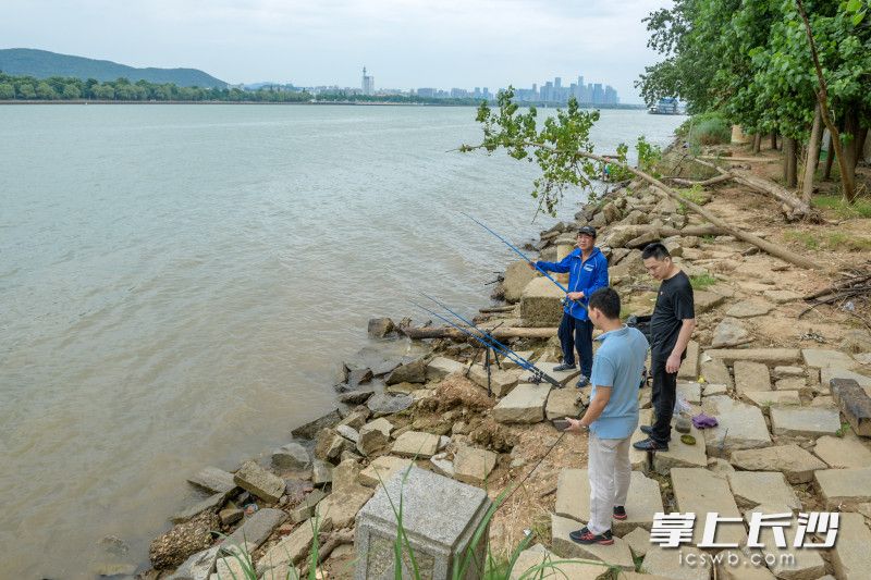 巡河队员当场制止蓝色外套男子非法捕捞行为。长沙晚报全媒体记者 陈飞 摄