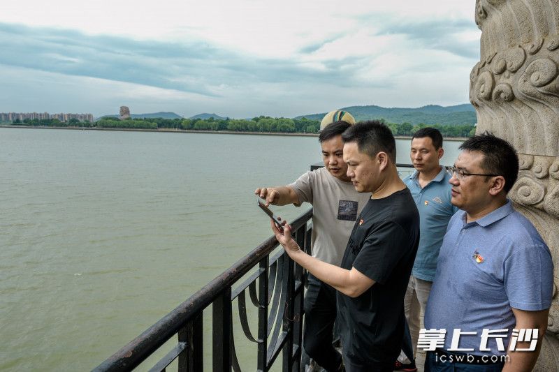 巡河队员利用科技手段巡查水面和沿岸。长沙晚报全媒体记者 陈飞 摄