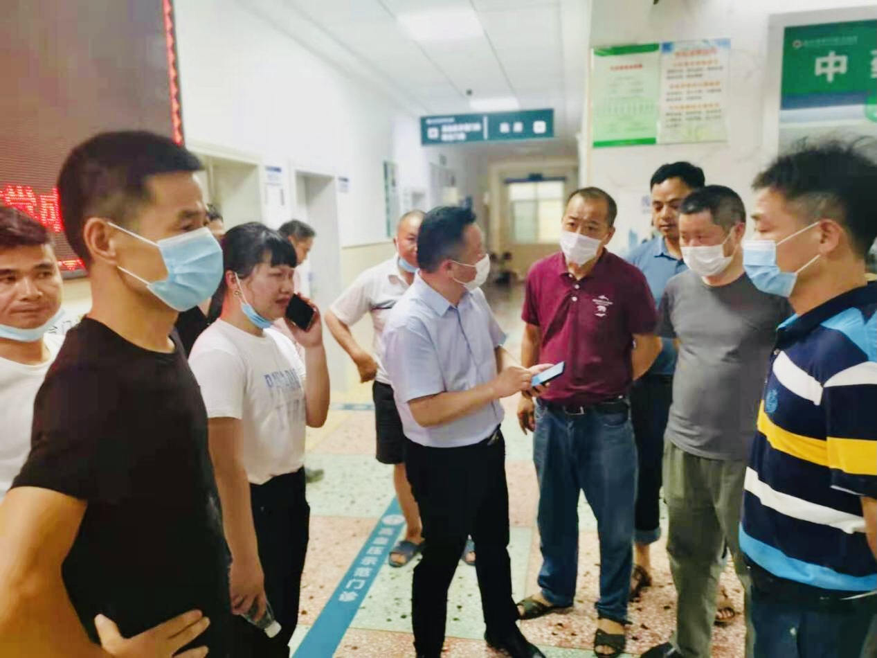 事发后当地政府工作人员和英雄亲属以及村民们焦急赶往医院，祈祷医生的抢救能让奇迹发生。 通讯员 满一斐 摄