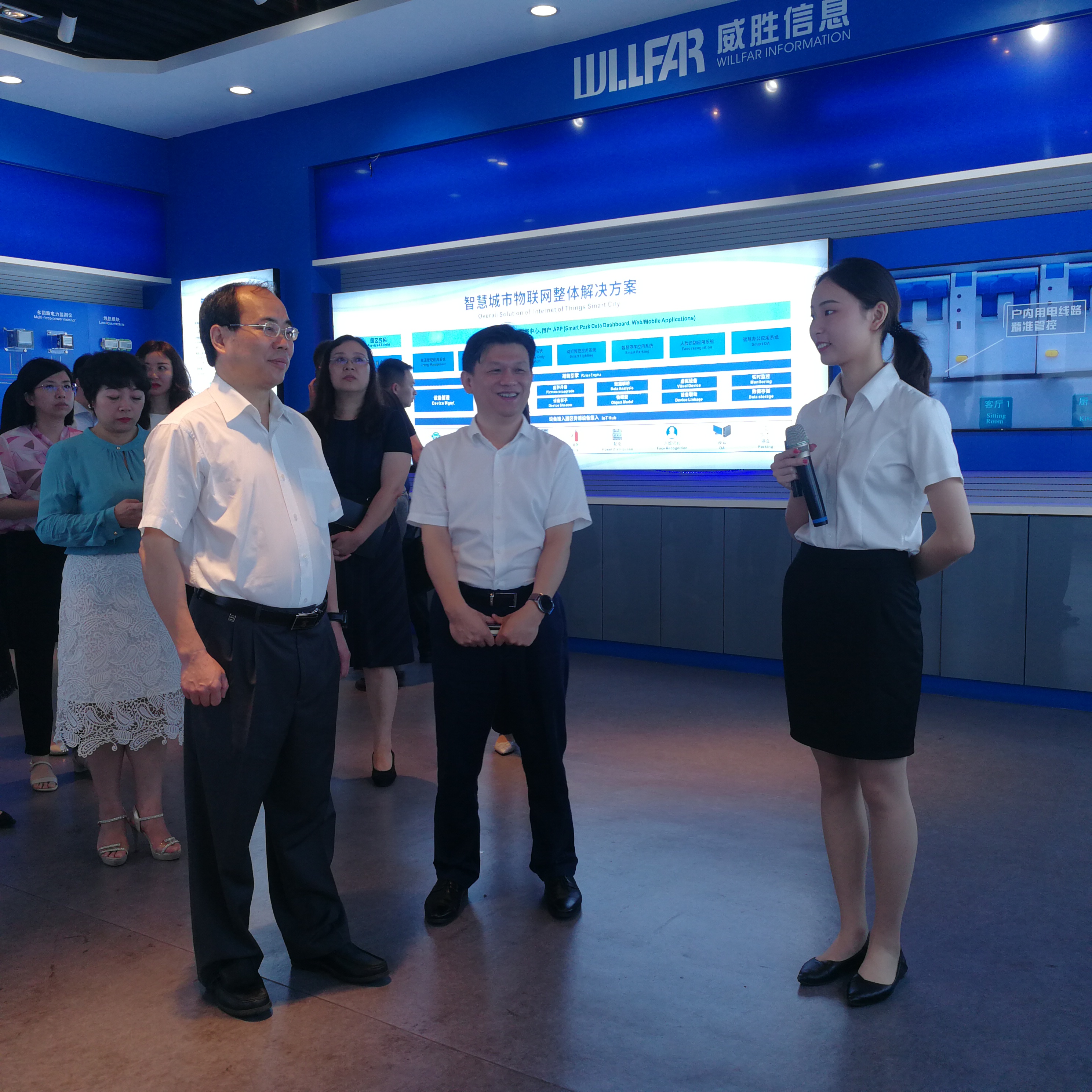 长沙市委常委、市委统战部部长谭小平（前排左）在威胜集团调研。 长沙晚报全媒体记者  黎铁桥摄