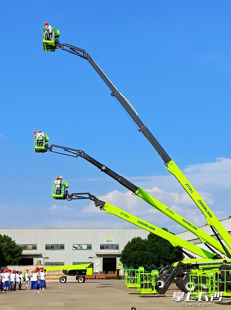 1000余名高二学子分批走进三一重工、中联重科、沙坪湘绣、湘潭钢铁、楚天科技、步步高集团、创新产业园“学工”。