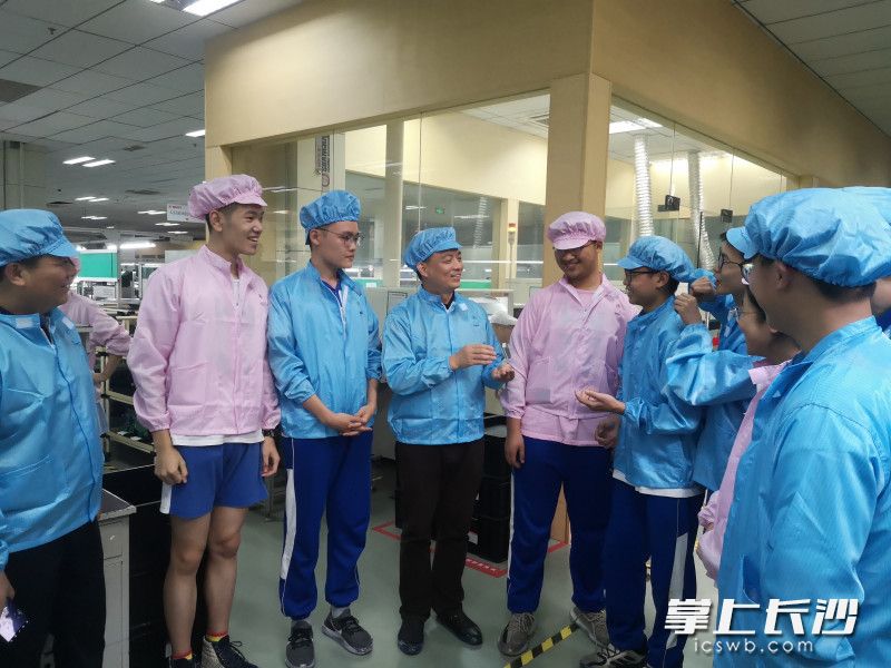 学生走进企业学习。