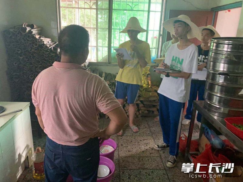 学生走进农民家调研。