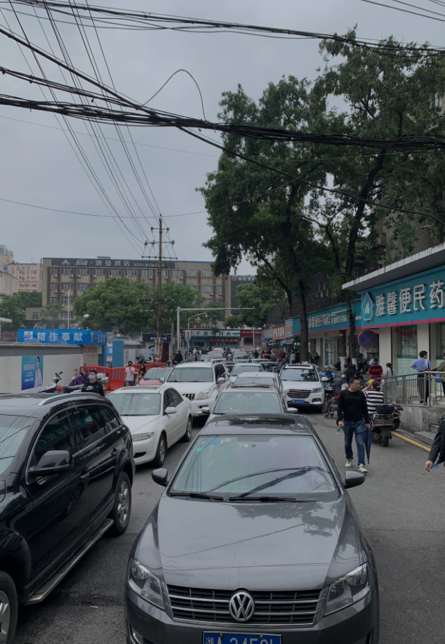 早晨7时30分，排队等候的车辆已排成长龙。