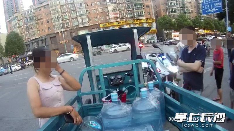 电动三轮车驾驶人女子不停哭泣，说自己家庭困难。