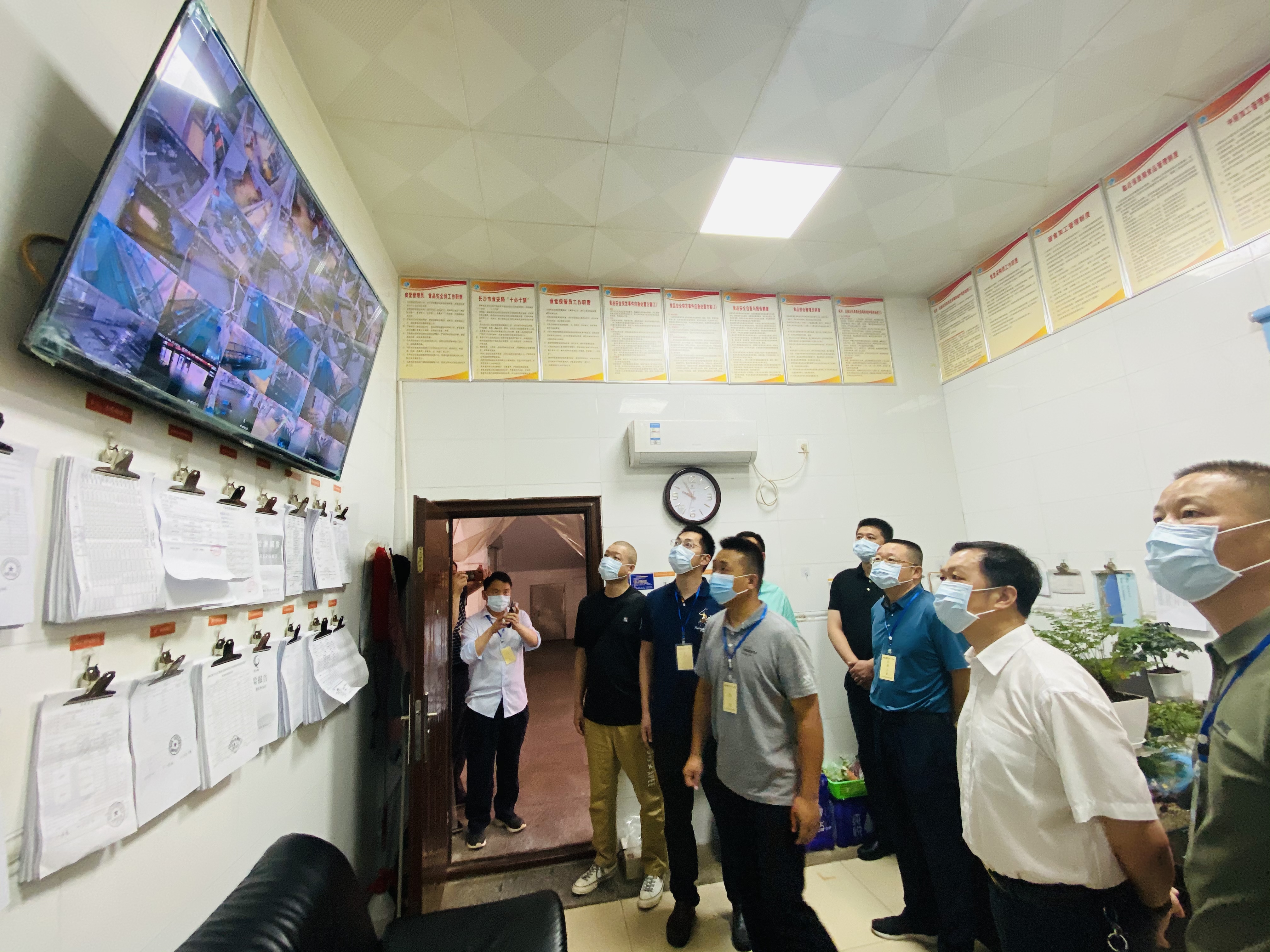 长沙市市场监管局利用全市建成的“互联网+明厨亮灶”监管平台，分级、分区域组网，对“三考”期间考点食堂开展实时监看，及时发现和处置问题。全媒体记者 周辉霞
