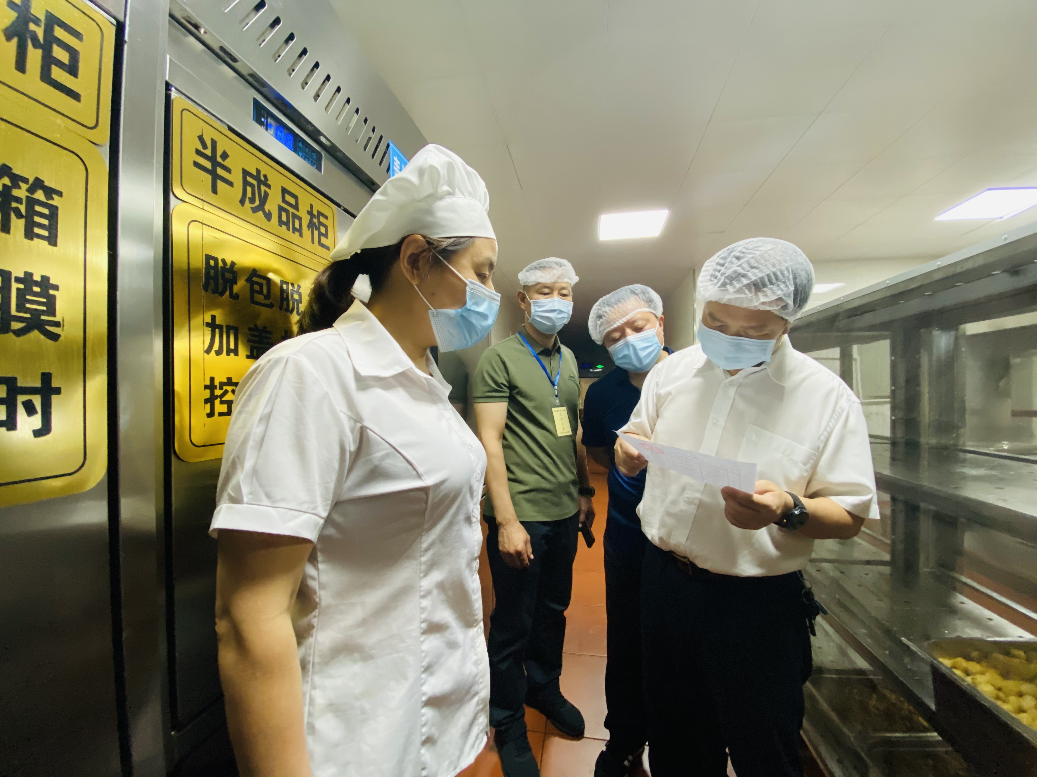 长沙市市场监管局检查人员在南雅中学考点食堂查看菜单。全媒体记者  周辉霞