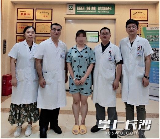 患者出院前与医护人员留影。由医院供图 患者出院前与医护人员留影。由医院供图