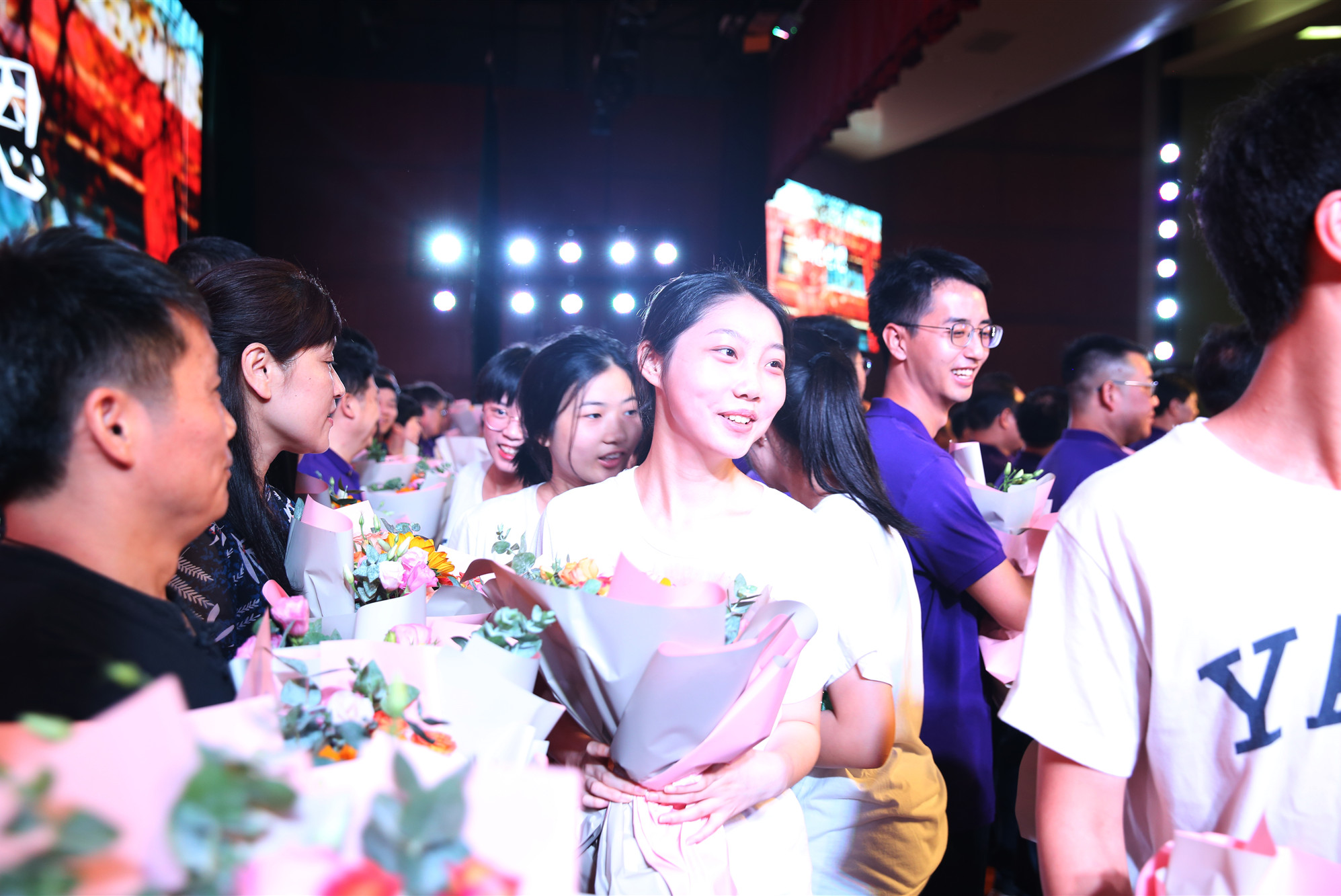 同学们给老师献花。
