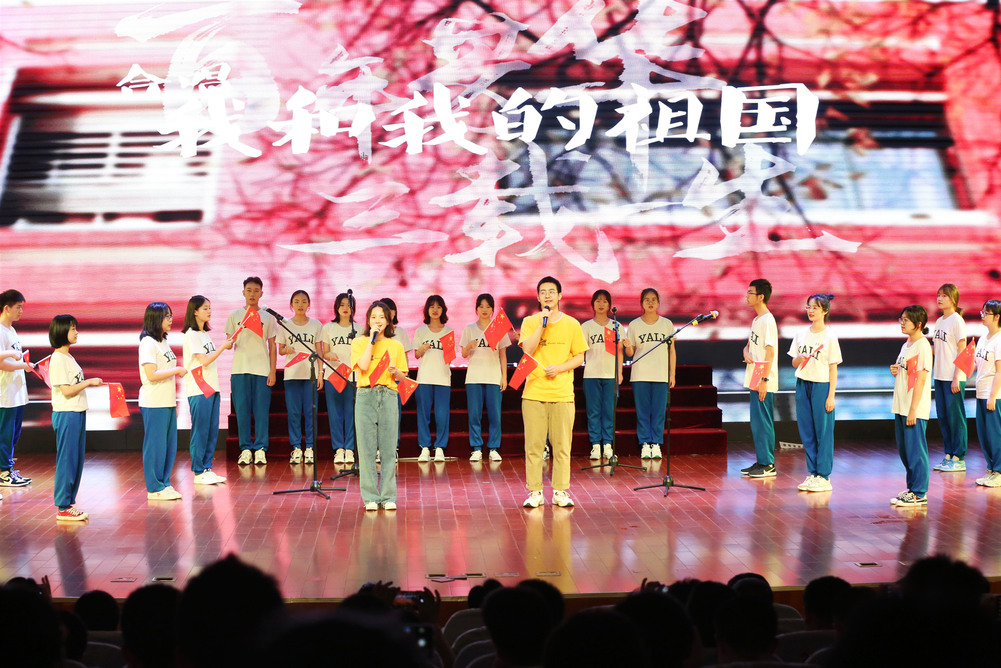 同学们合唱《我和我的祖国》。