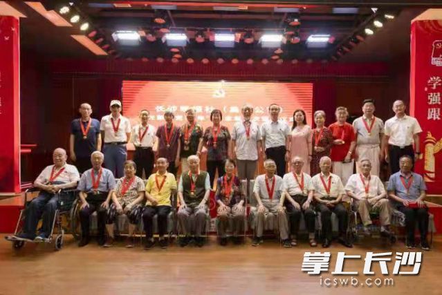 6月23日，长沙晚报社（集团公司）党委举行“光荣在党50年”纪念章颁发仪式。均为长沙晚报全媒体记者 黄启晴 摄