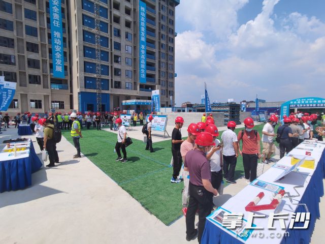 23日下午，2021年湖南省建筑施工质量安全绿色施工标准化示范工地观摩会在位于望城区的中建三局鑫湘雅韵项目举行。