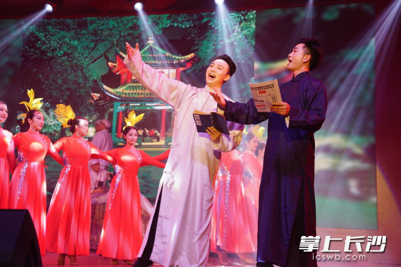 湖南人文科技学院大型原创歌舞剧《蔡和森》在蔡和森的家乡双峰首演。