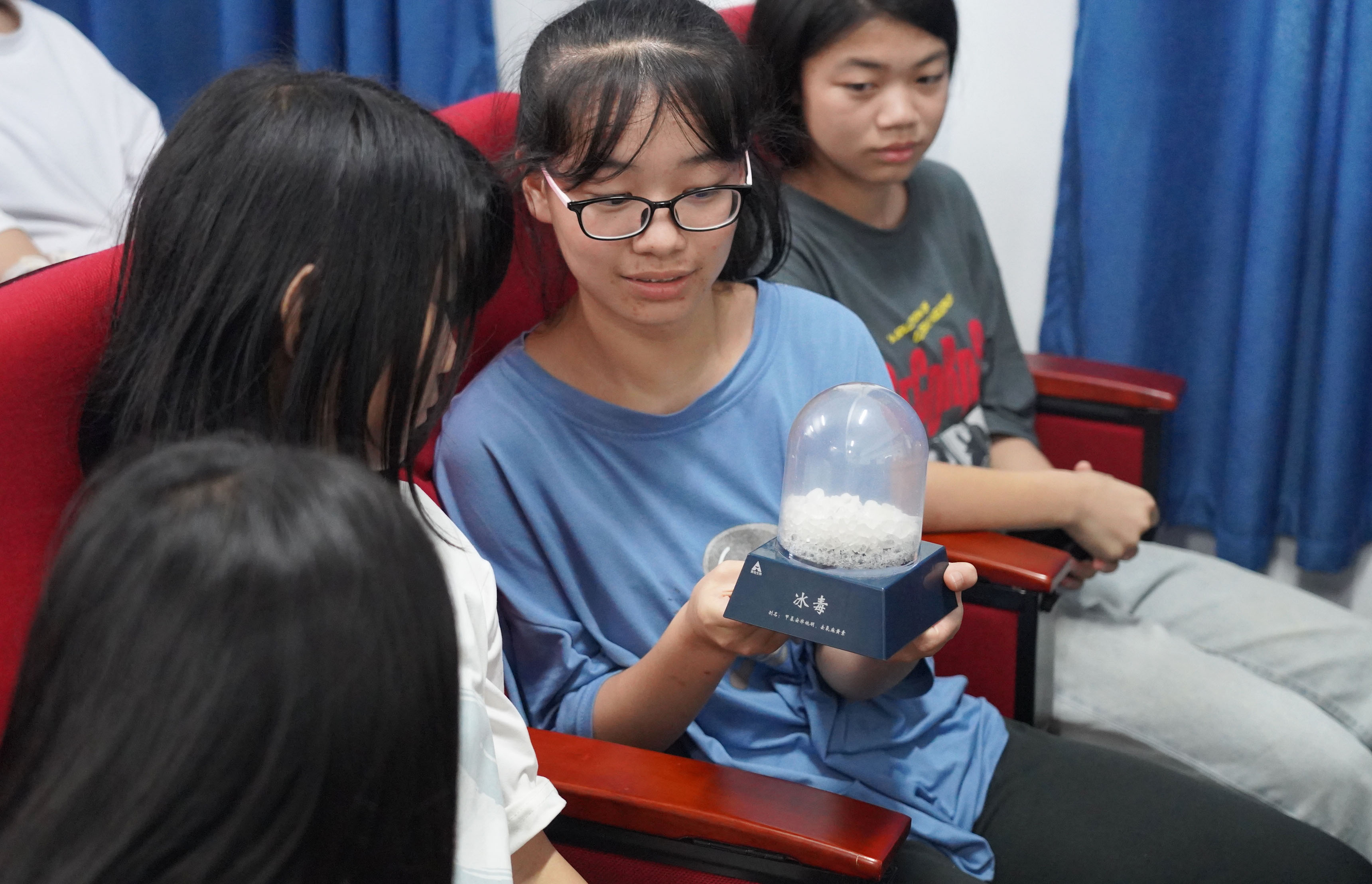 学子通过仿真毒品模型，学习辨识毒品。学校供图