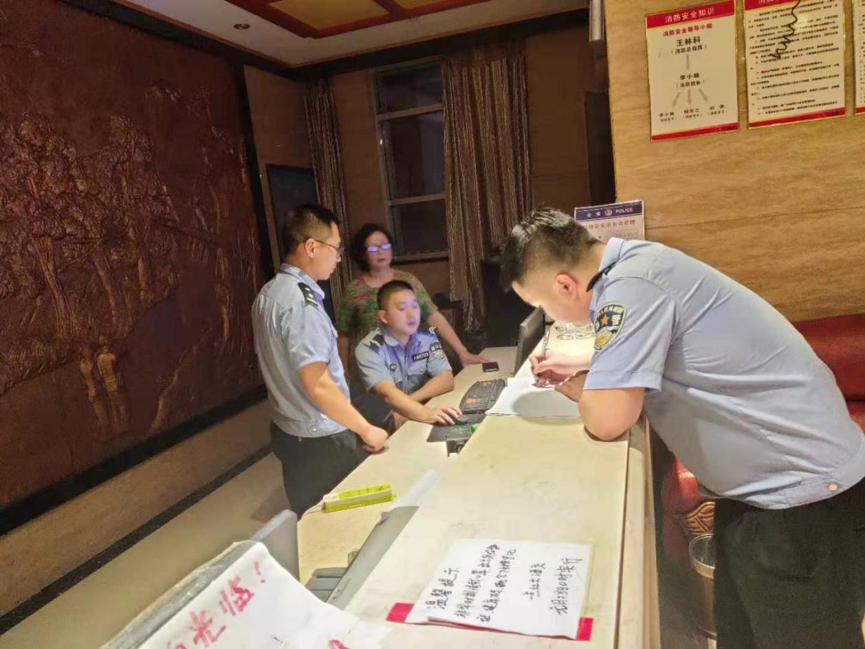 民警对重点场所进行排查