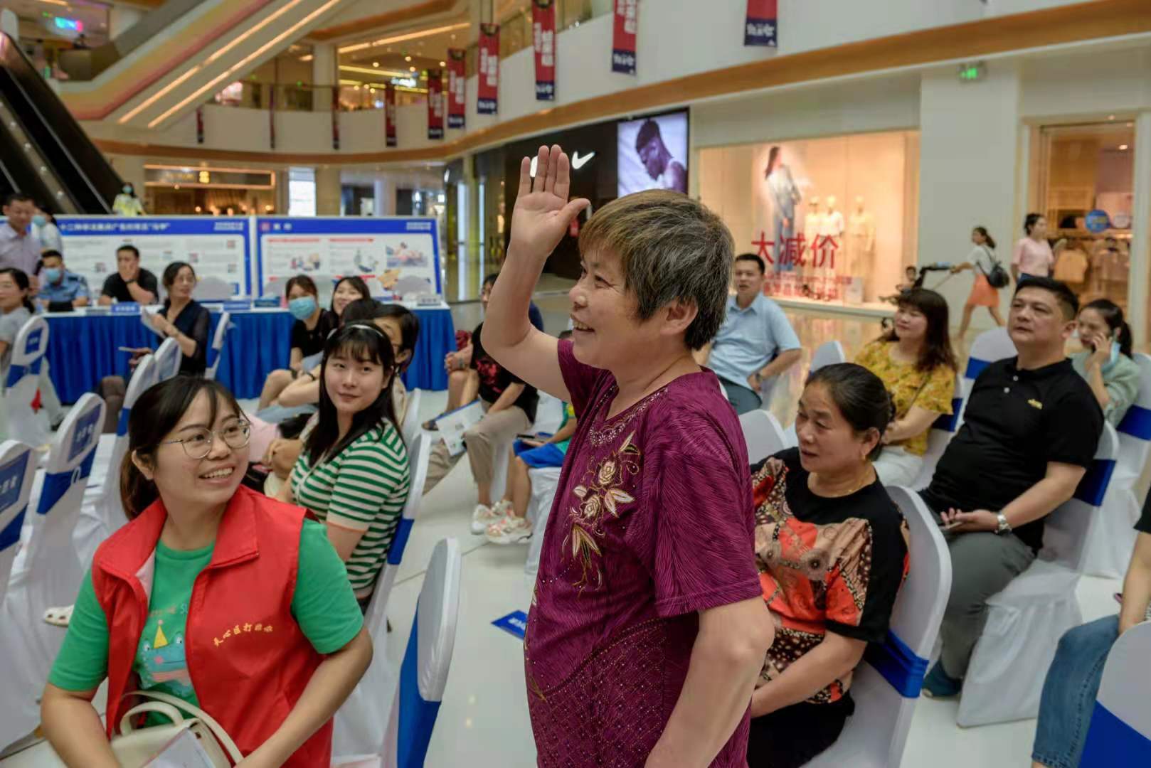 居民踊跃参与有奖互动。长沙晚报全媒体记者 陈飞 摄