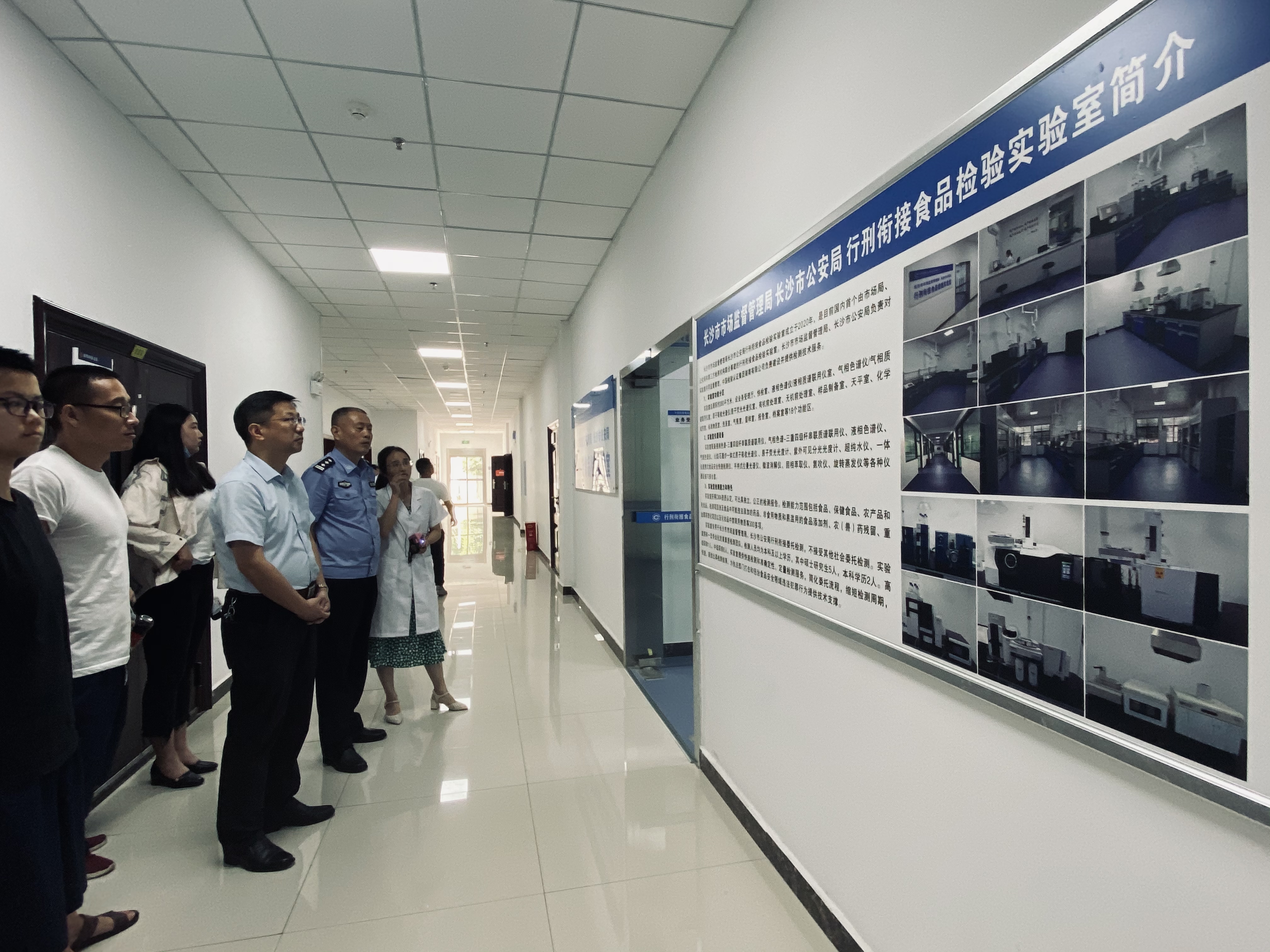 今天，消费者和媒体代表参加行刑衔接食品检验实验室开放日暨“昆仑行动”食品安全主题宣传活动。 长沙晚报全媒体记者 周辉霞 摄