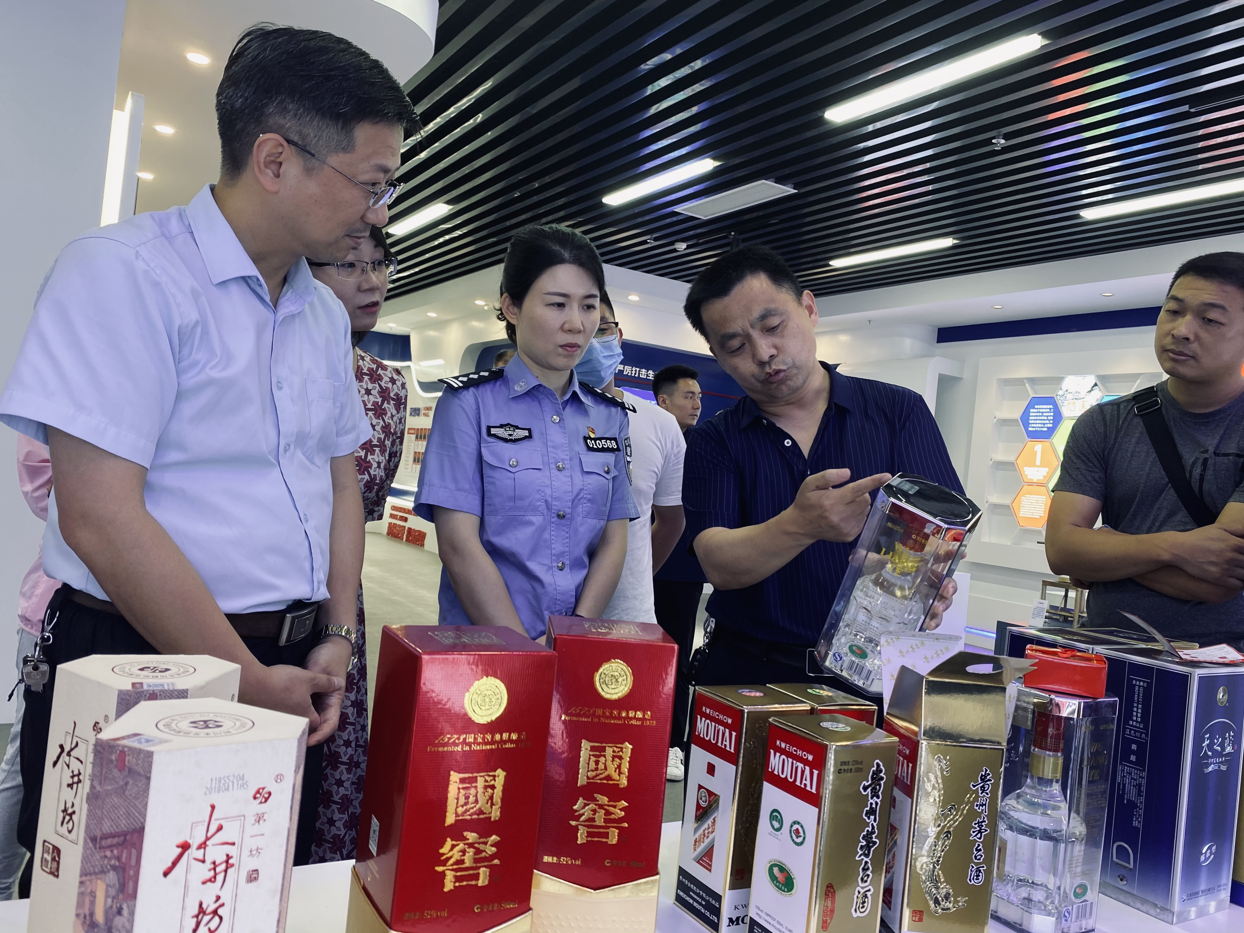 参加开放日活动的消费者学习辨别假酒。