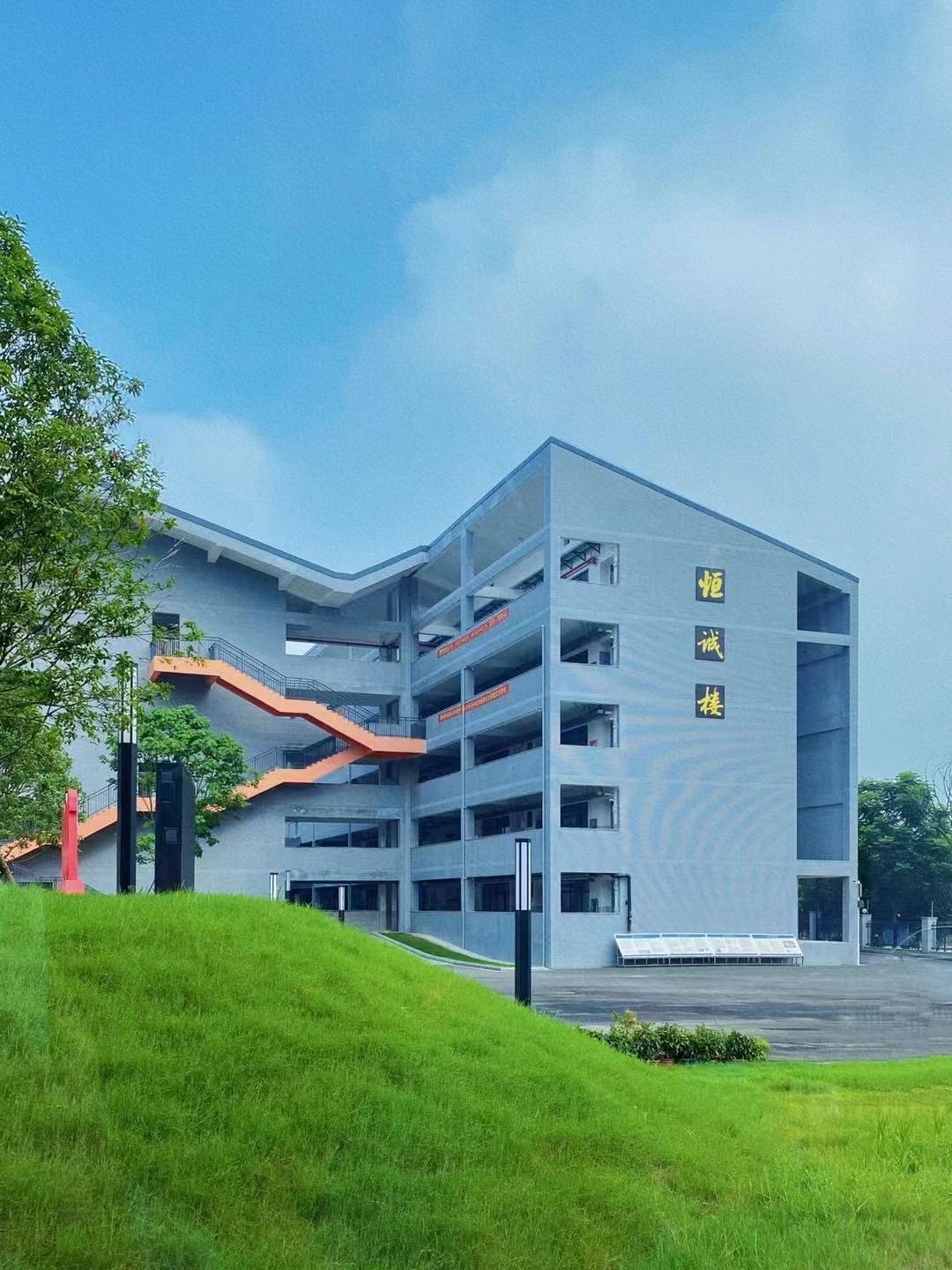 长沙市北大新世纪恒定中学。学校供图
