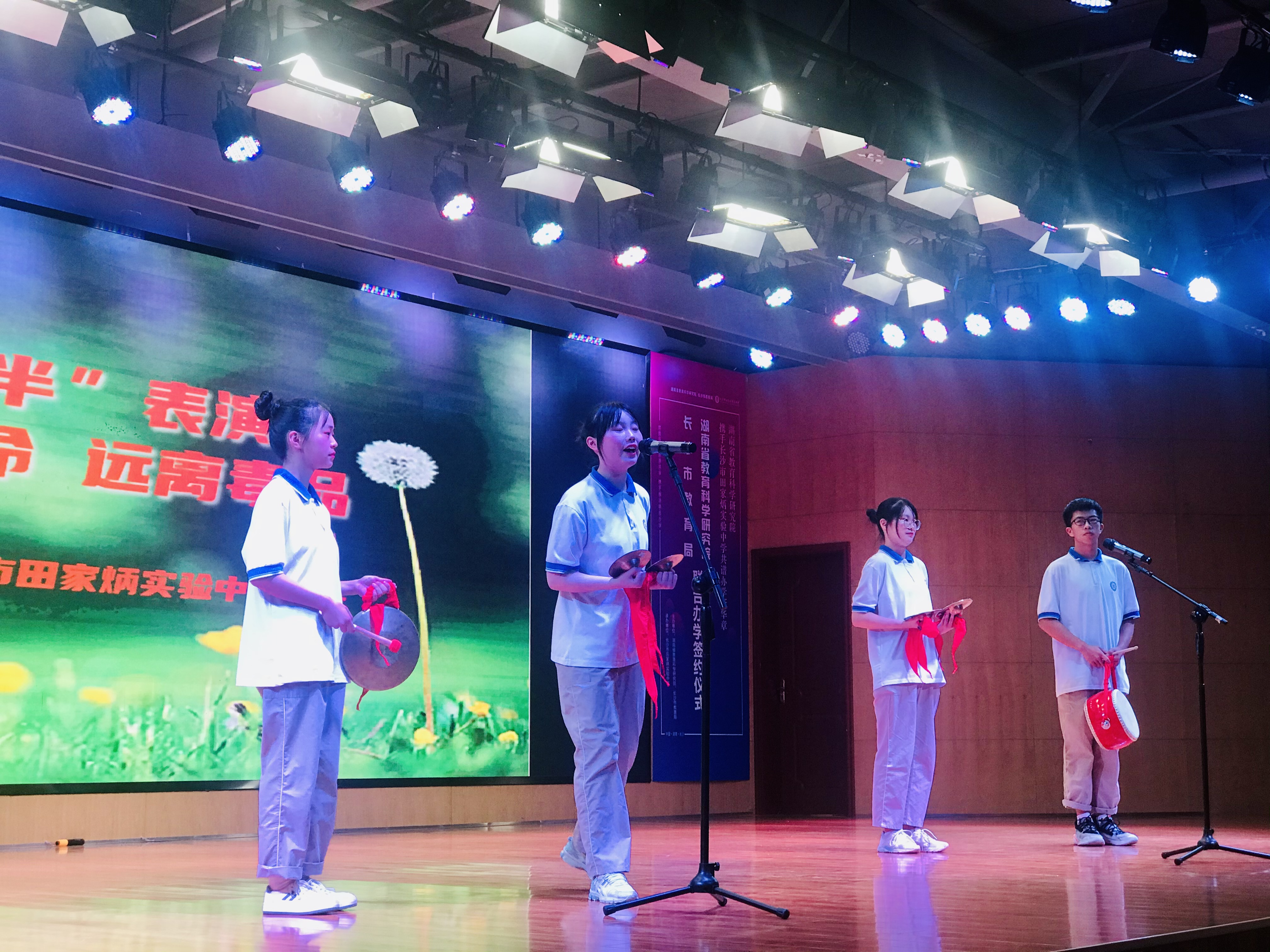 学生表演禁毒“三句半”，轻松活泼的氛围中宣传禁毒。 长沙晚报全媒体记者 李卓 摄