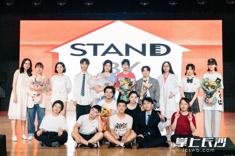 主创和演员合影。