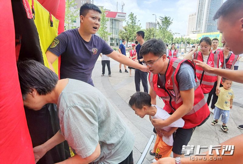 居民零距离体验消防。学习逃生技能。