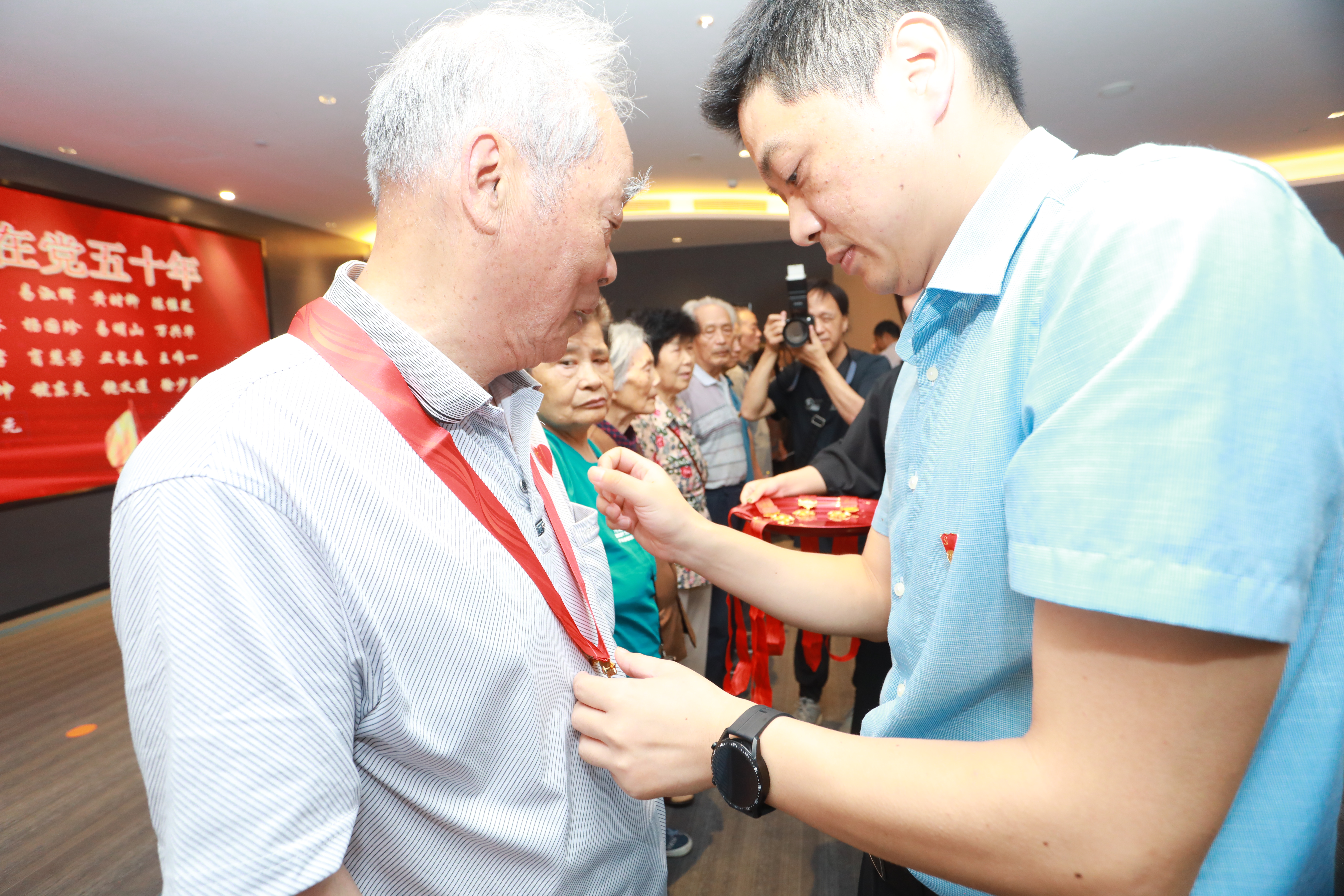 老党员获颁纪念章。 长沙晚报通讯员 陈娟 供图