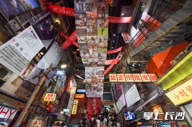 6月27日晚，“我的长沙”2021长沙市市井人文影像展在文和友展出。 长沙晚报全媒体记者 邹麟 摄