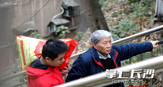 幸福家工作人员为老人提供服务。长沙晚报通讯员 安立 供图