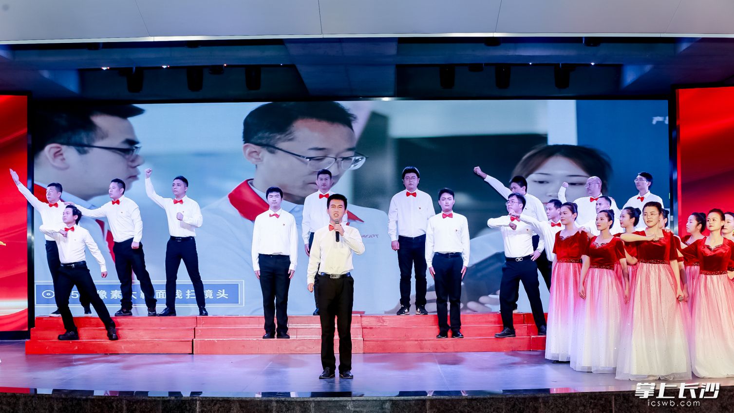 表彰大会上，生动鲜活的情景剧讲述了园区党员的奉献故事。