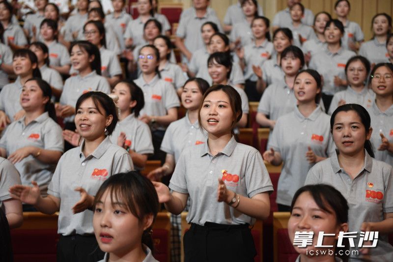 音乐会观众现场拉歌，大家情绪高昂、歌声嘹亮。