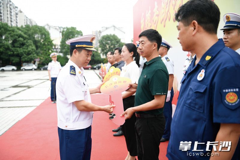市消防救援支队支队长温国坤向接受赠与的乡镇负责人代表发放车辆钥匙。均为长沙晚报通讯员 唐雄杰 摄