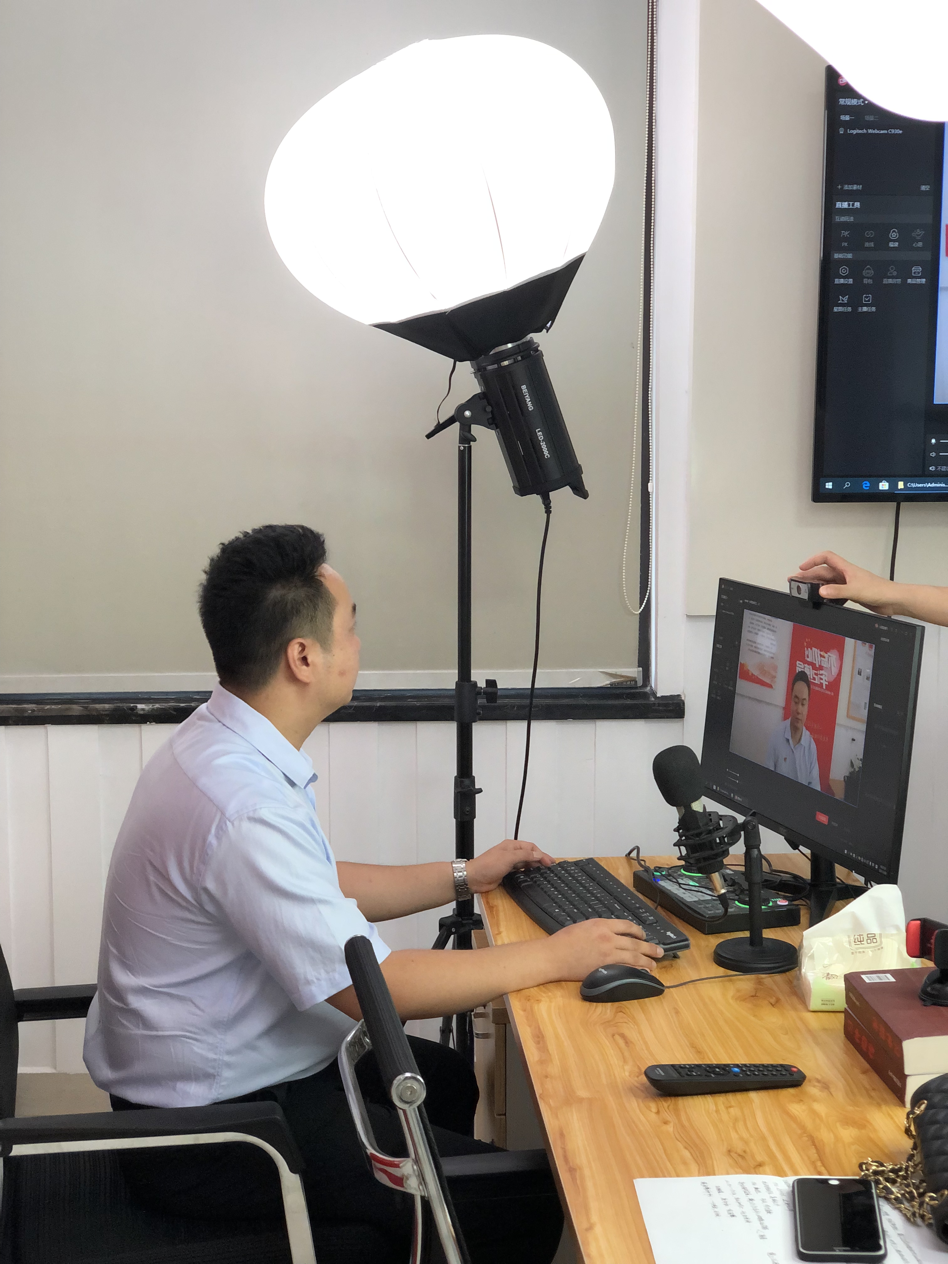 赵亮正在直播《百年楚怡源起一片初心》。