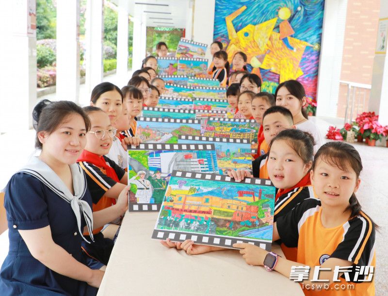 砂子塘吉联小学的孩子们展示自己描绘的作品。所有照片由学校提供。