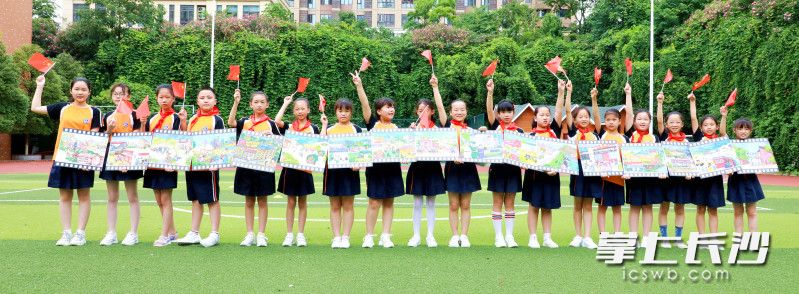 画完的孩子们开心地展示自己的作品。