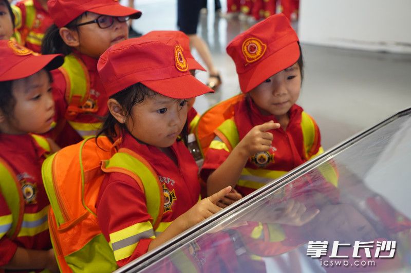 小朋友现场学习消防安全知识。