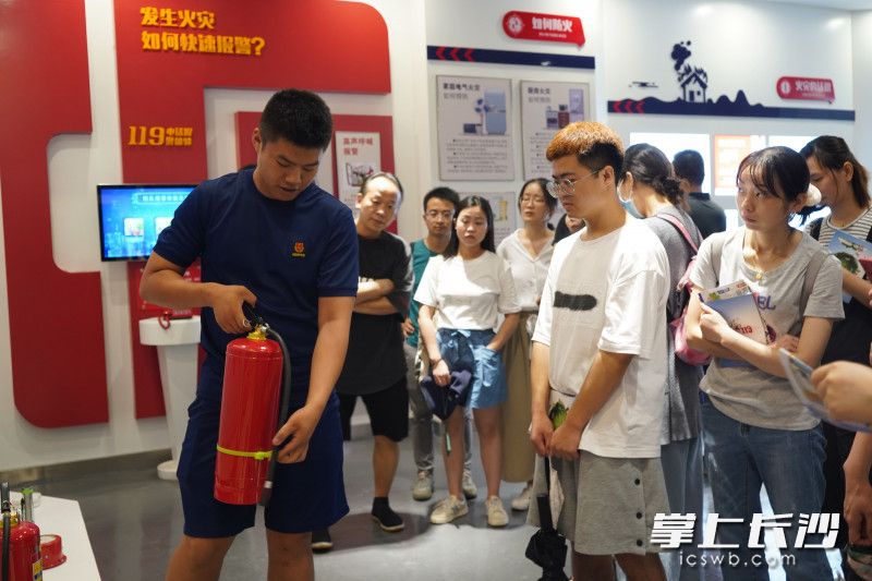 市民学习灭火器使用方法。