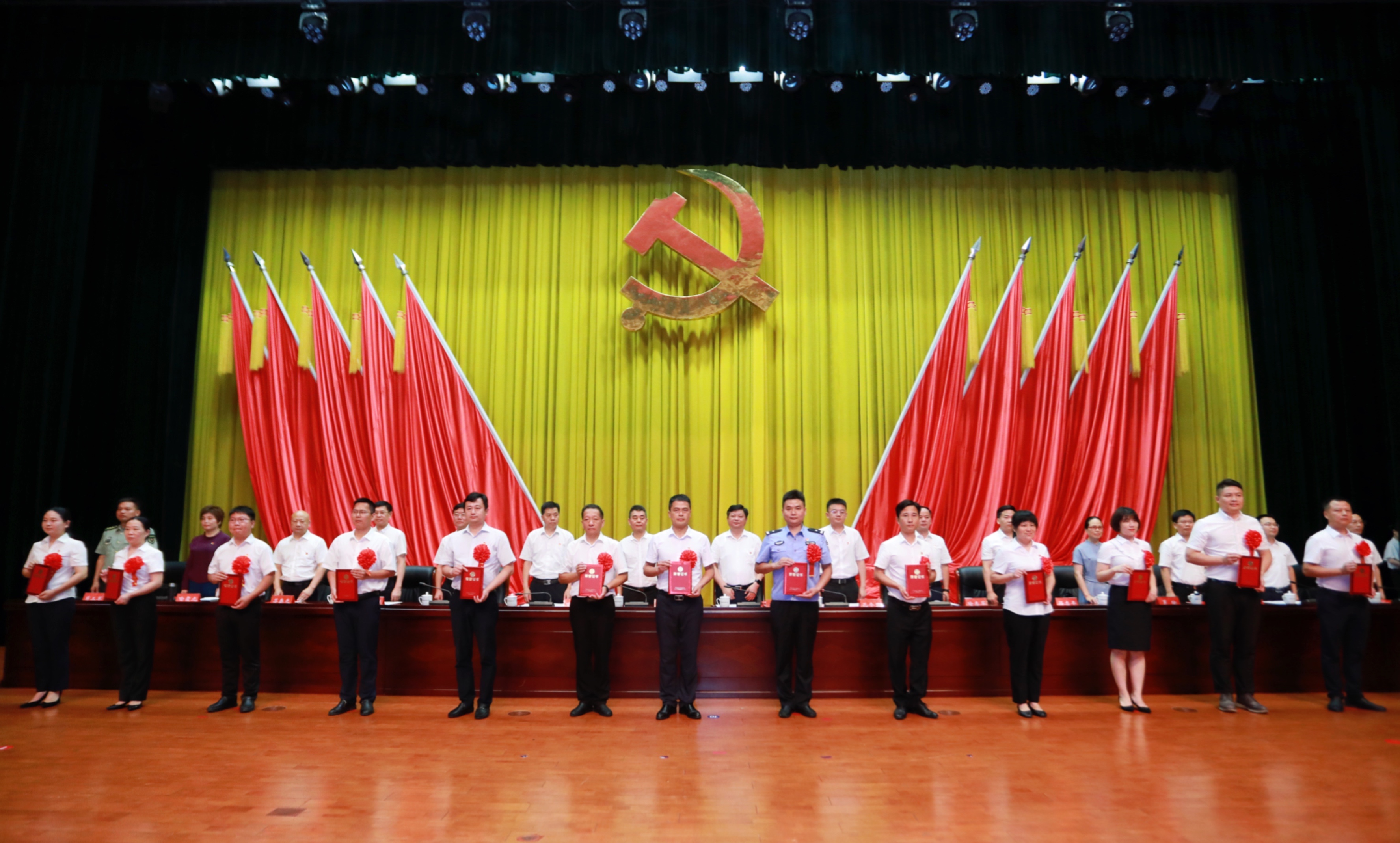 今天，望城区组织召开庆祝中国共产党成立100周年暨七一表彰大会，表彰了一批先进基层党组织、优秀党务工作者和优秀共产党员，同时向老党员代表颁发了“光荣在党50年”纪念章。通讯员 王珏 摄